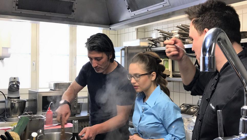 Simon Adam (r.) kocht mit FCS-Trainer Murat Yakin und Moderatorin Michèle Rellstab. Bild: SHf