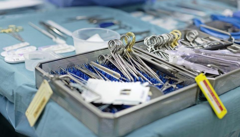 Wie kann man die Gesundheitskosten bremsen? Zum Beispiel, indem überflüssige Behandlungen verhindert werden.Bild: Key