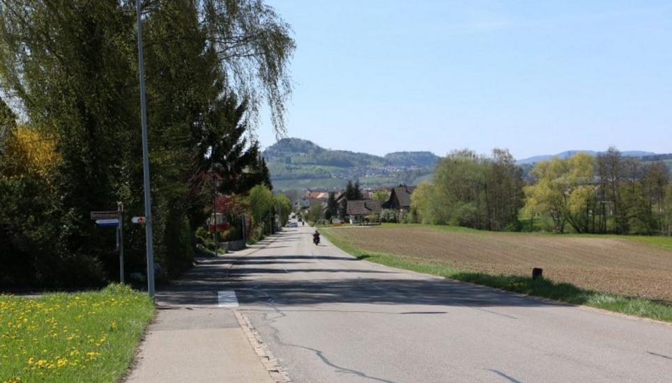 Die Durchfahrtsstrasse wird oft von Fussgängern und Velofahrern benutzt.