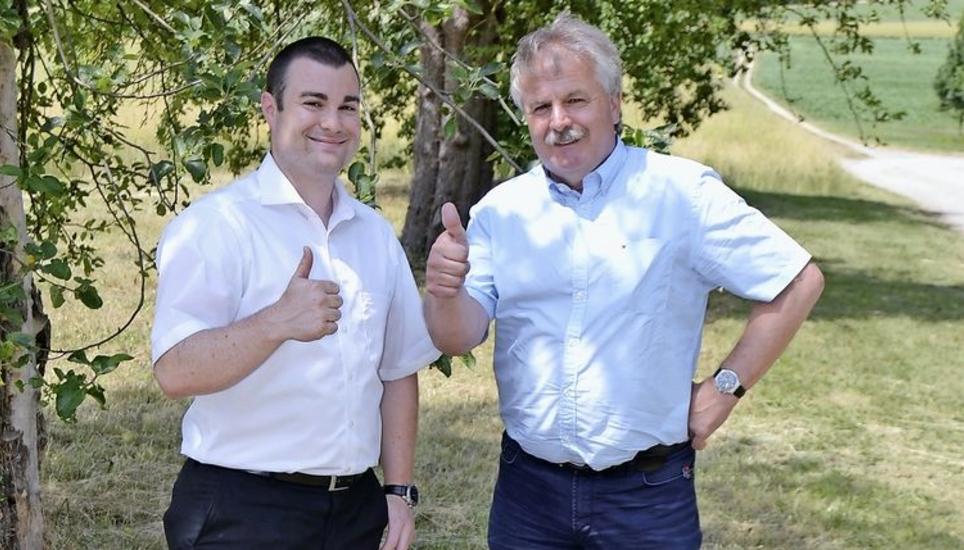 Neue Führungsverteilung im Schaffhauser Spitzenvolleyball: Sandro Poles (l.) ist Präsident des Vereins VC Kanti, sein Vorgänger Heinz Looser ist neu Ehrenpräsident und führt weiterhin den Profibereich im Rahmen der Pallavolo Kanti GmbH. Bild: hcs.