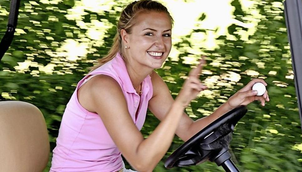 Hat auch im Golfwagen alles unter Kontrolle: Golfprofi Nina von Siebenthal hat viel Spass an der Veranstaltung.
