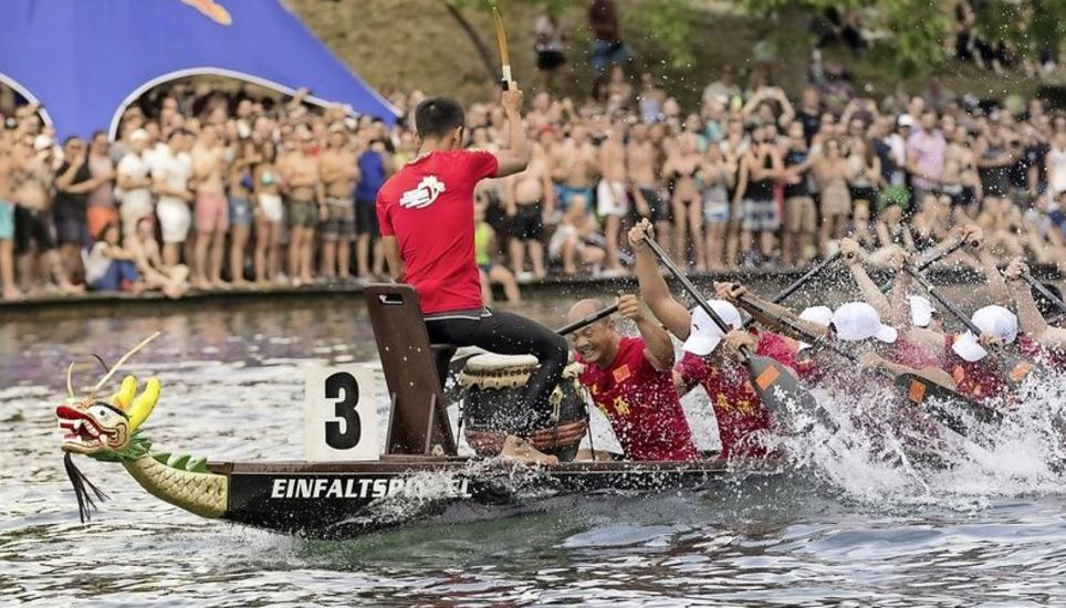 Schon im vergangenen Jahr imponierten die Clubweltmeister aus China den Hobbypaddlern, Sonnenanbetern und Partygängern am Ufer. Bild: zvg