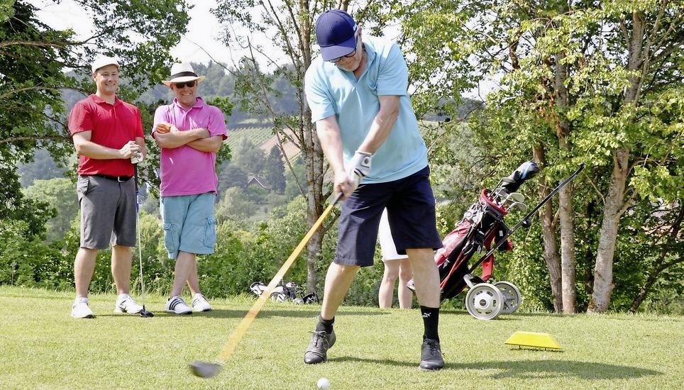 Unter strenger Beobachtung beim Abschlag: Im Rücken von Ex-Skirennfahrer Andreas Wenzel (vorn) bestaunen Ex-Hockey-Keeper Marco Bührer (l.) und Unternehmer Ralph Aemisegger die Golfskills ihres Teamkollegen. Bilder: Christoph Merki