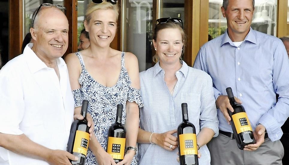Die strahlenden Brutto-Sieger: (v. l.) Rudolf Keller, Sibylle Keller, Nora Anghern und Eric Steinhauser mit dem Siegerwein.