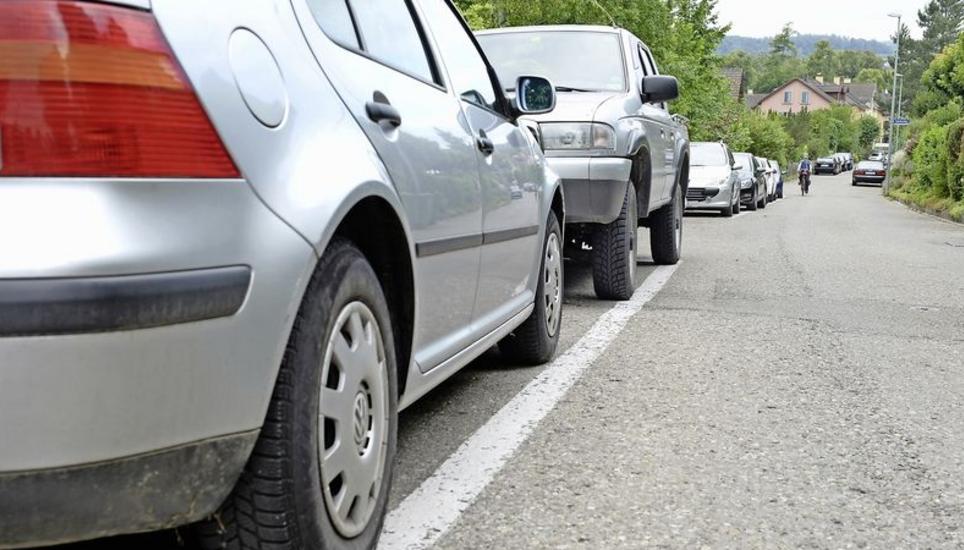 Auto an Auto reiht sich an der Kamorstrasse im Emmersbergquartier. Mit einer Parkverordnung will die Stadt Schaffhausen die Quartierbewohner gegenüber Fremdparkierern bevorzugen. Bild: Selwyn Hoffmann
