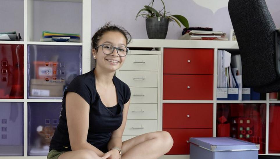 Ambitionierte Tänzerin: Morena De Lorenzis in ihrem Zimmer. Den weissen Anker an der fliederfarbenen Wand hat sie selbst gemalt, die Orchidee vom Bruder geschenkt bekommen. Bild Selwyn Hoffmann