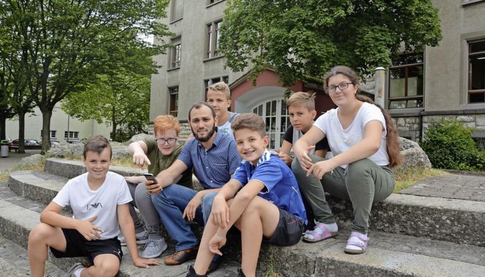 Gingen für die Parcours-Erstellung auf Spurensuche zum Thema Migration: Gabriel Nolé (v. l.), Teodor Zakar, Lehrer Bekir Akca, Altin Vehapi, Rilind Bekiri, Dino Jakupovic und Erblina Mehmedi. Alle sechs Schüler haben selbst ausländische Wurzeln. Bild: sba