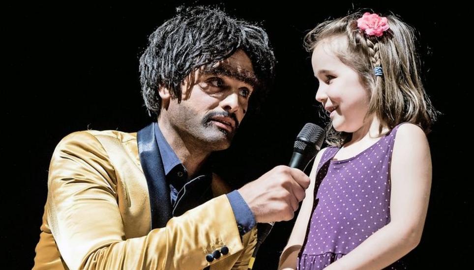Der Auftritt des Komikers Müslüm war der Höhepunkt des Kirchackerfests in Neuhausen. Léonie Bollinger durfte zu ihm auf die Bühne – singen mochte sie dann aber doch lieber nicht. Bild: Evelyn Kutschera