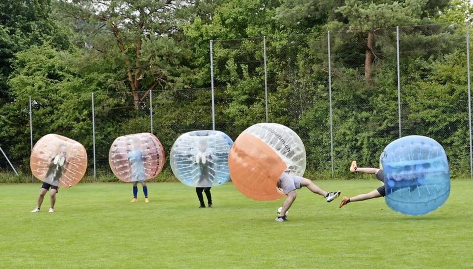 Bubble Soccer heisst das Spiel, bei dem die Teilnehmer in einer grossen Plastikblase stecken und versuchen, sich gegenseitig umzuschmeissen. Bild: Corina Mühle