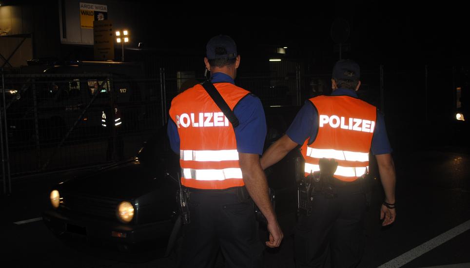 Der nächtliche Polizeieinsatz führte zum Erfolg. Der Dieb wurde verhaftet und der gestohlene Rucksack an seine Besitzerin zurückgegeben.