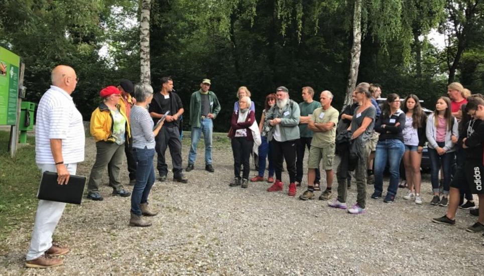 Die Organisatoren und Künstler heute vor der Besichtigung des Thurufers. Bild: Radio Munot