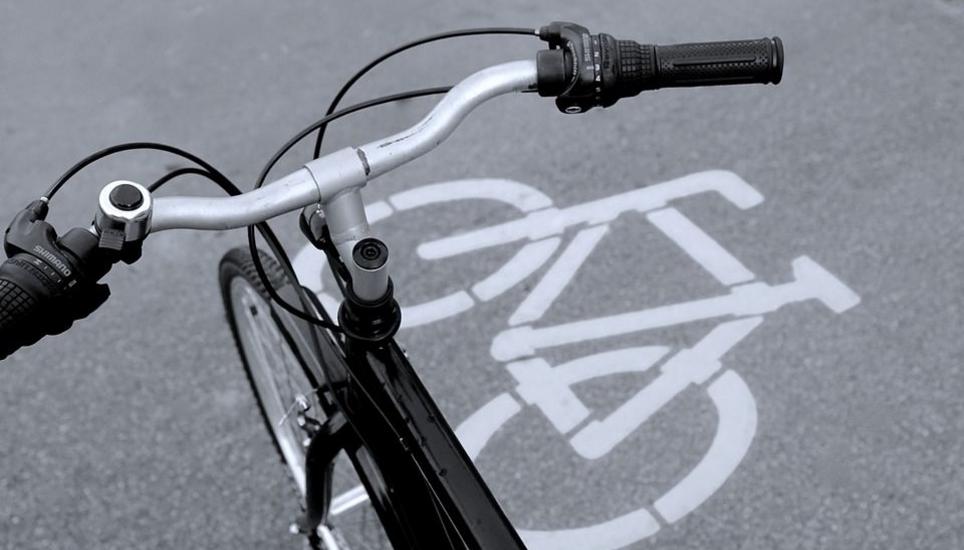 Der Autofahrer erfasste die Frau beim rechts überholen. Bild: Symbolbild Pixabay