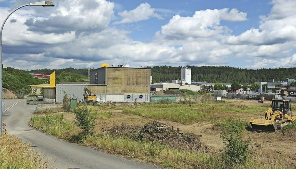 Plattgewalzte Wiese im Herblingertal: Beim alten Gebäude der ZDS-Zeitungsdruckerei sind seit gestern Vorbereitungsarbeiten für den Baustart des neuen OBI-Baumarkts am Laufen. Bild: Bruno Bührer