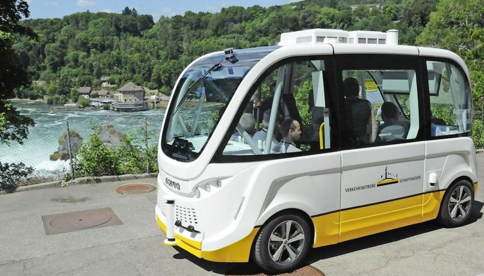 Im Kleinbus ohne Chauffeur im SIG-Areal herumkurven: Das machten gestern erste Probefahrten möglich. Bald schon soll das Vehikel auch durchs Neuhauser Zentrum fahren.Bild Eric Bührer
