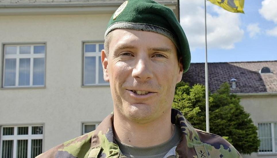 Michael Trachsel vor dem Zeughaus. Er ist stolz darauf, dass die Schweizer und die Schaffhauser Fahne wieder aufgezogen sind. Bild: Dario Muffler
