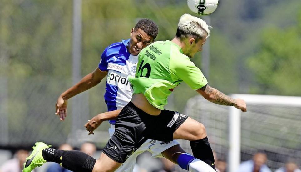 Dynamische Schaffhauser: Hélios Sessolo (r.), Torschütze zum 1:0, im Kampf mit Charles Pickel (Grasshoppers). Bild: Key