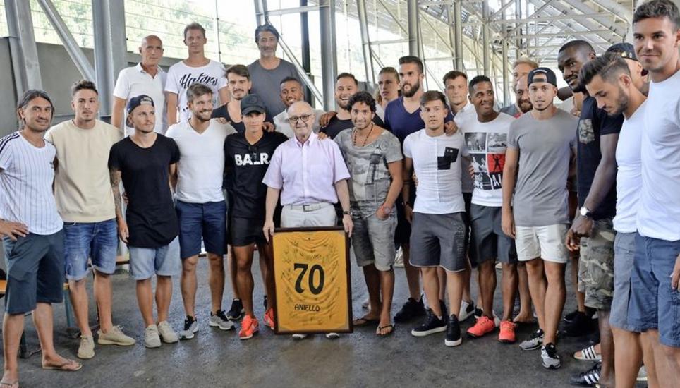 Auch die FCS-Mannschaft liess es sich direkt nach einem schweisstreibenden Vorbereitungstraining nicht nehmen, Fontana die Ehre zu erweisen, schenkte ihm ein Trikot – und stimmte lautstark ein Geburtstagsständchen an. Bild: toe