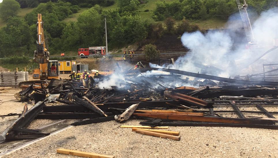 Mehr als 100 Feuerwehrleute standen in Merishausen im Einsatz. Bild: SHPol