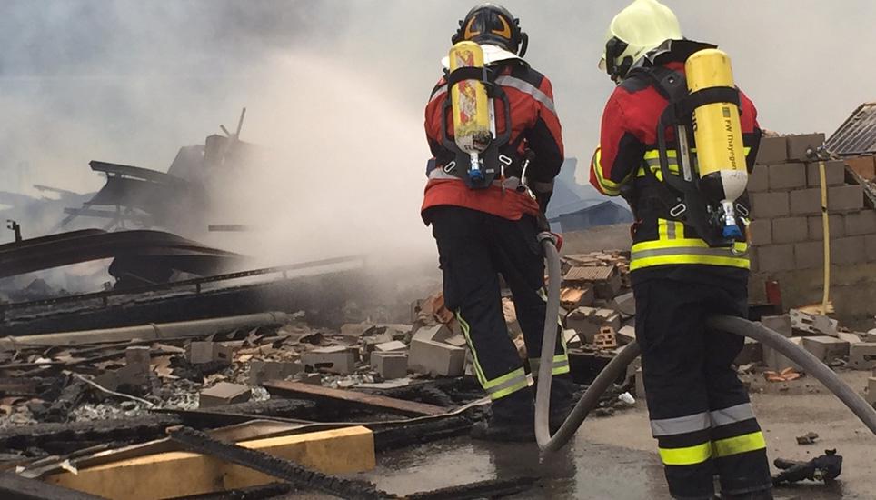 In Merishausen versuchten am 8. Juli 2017 487 Feuerwehrmänner und -frauen vergeblich, eine Schreinerei vor den Flammen zu retten. Bild: shpol
