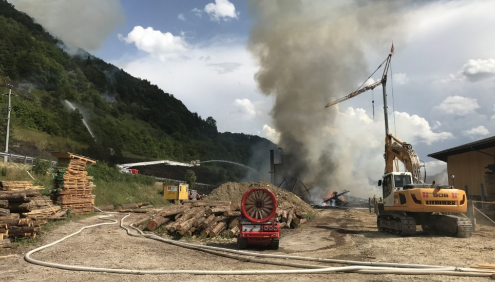 Mehr als 100 Feuerwehrleute standen in Merishausen im Einsatz. Bild: Radio Munot
