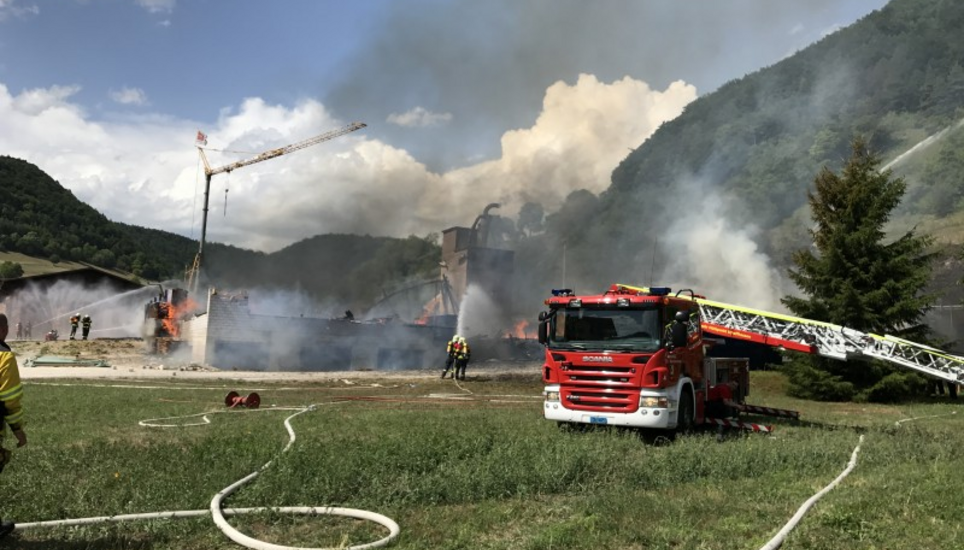 Mehr als 100 Feuerwehrleute standen in Merishausen im Einsatz. Bild: Radio Munot