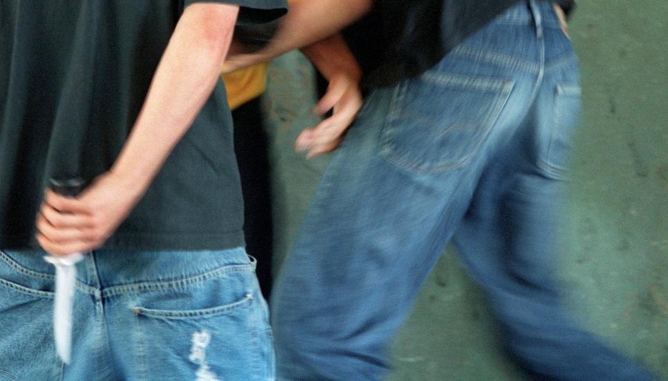 Der Täter hat seinen Bekannten am Hals und am Bauch verletzt. Symbolbild: Pixabay