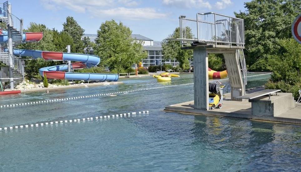 Das Schwimmbad in Rheinau soll bald eine neue Filteranlage erhalten, um die Abwasserkosten niedrig zu halten. In einigen Jahren wird das Freibadbecken saniert werden müssen. Im Aussenbereich wurde jüngst ein Beachvolleyball-Feld erstellt. Bild: Ueli Meier