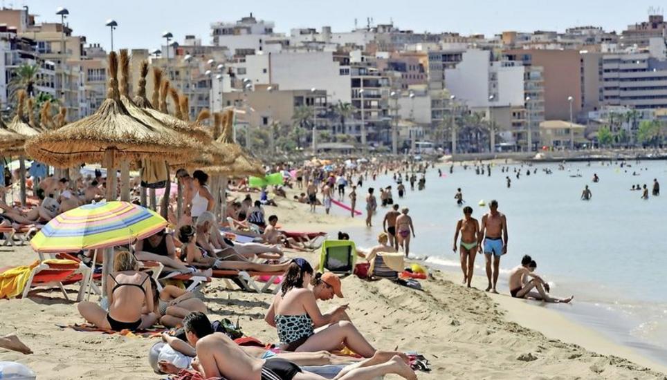Urlauber am Strand von Palma de Mallorca. Bild: Key