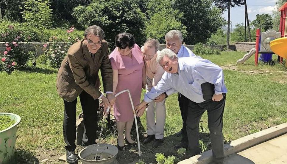Wasser marsch an der Einweihungszeremonie in Aygehovit: Der Schweizer Botschafter in Armenien, Lukas Gasser, die Direktorin der Kindertagesstätte, Frau Alvart, sowie Martin Blumer, Mike Baronian und Pino Ciaccio von der Stiftung (v. l.). Bild zvg