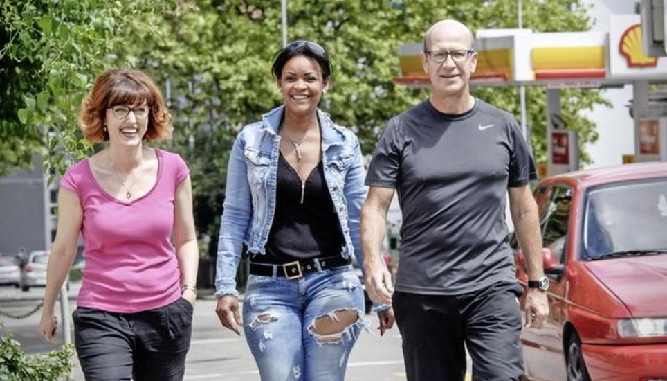 Sehen vor allem die Vorteile ihrer Strasse: Miriam Lovallo (l.), Ana Nuñez und Beat Brodbeck auf der Schaffhauserstrasse in Neuhausen am Rheinfall. Bild: Michael Kessler
