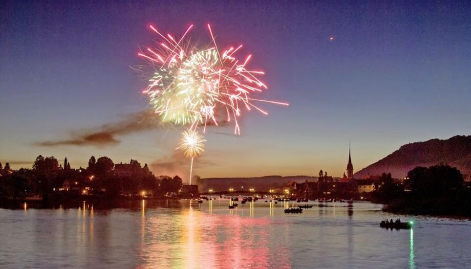 Die Sicherheitsbestimmungen für den Abschuss von Feuerwerk wurden erneuert. Die Organisatoren des Rheinfallfeuerwerks und des Steiner Feuerwerks (Bild) haben deshalb ein paar Änderungen vornehmen müssen. Bild: zvg