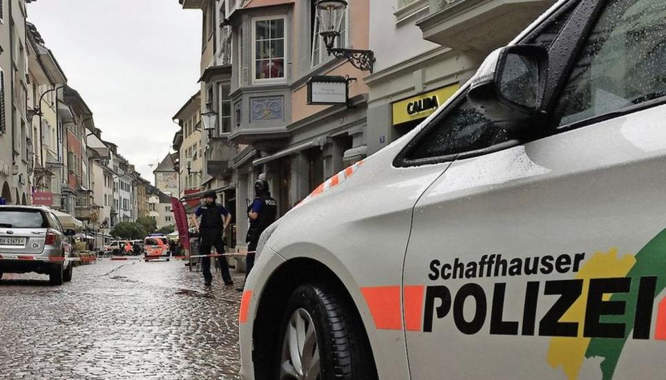 Von etwa 10.40 bis 16 Uhr war die Vorstadt gesperrt. Die Menschen mussten solange in ihren Geschäften, Büros und Wohnungen ausharren. Bild: Dario Muffler