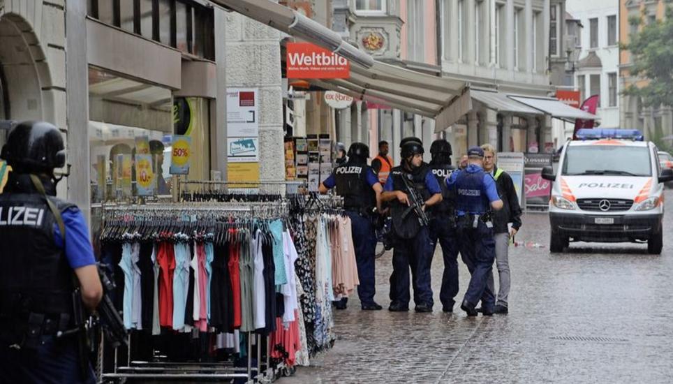 Mit Maschinenpistolen bewaffnet suchten die Einsatzkräfte nach dem Täter: Der 51-jährige Franz Wrousis hatte mit einer Motorsäge die Filiale der CSS-Versicherung gestürmt und zwei Mitarbeiter verletzt – einen davon schwer. Bild: Tito Valchera