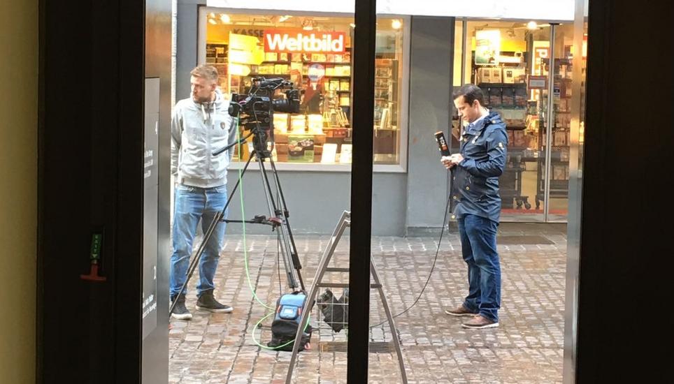 Ein Fernsehteam von N24 war auch heute Morgen noch in der Schaffhauser Altstadt in unmittelbarer Nähe des Tatorts unterwegs.