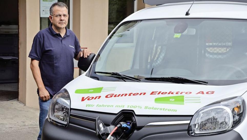 Die Steckdose zum Aufladen des Elektroautos ist dezent hinter dem Renault-Logo versteckt. Somit deutet einzig der fehlende Auspuff darauf hin, dass das Auto von Markus von Gunten keinen Benzin- oder Dieselmotor hat. Bild: Tito Valchera