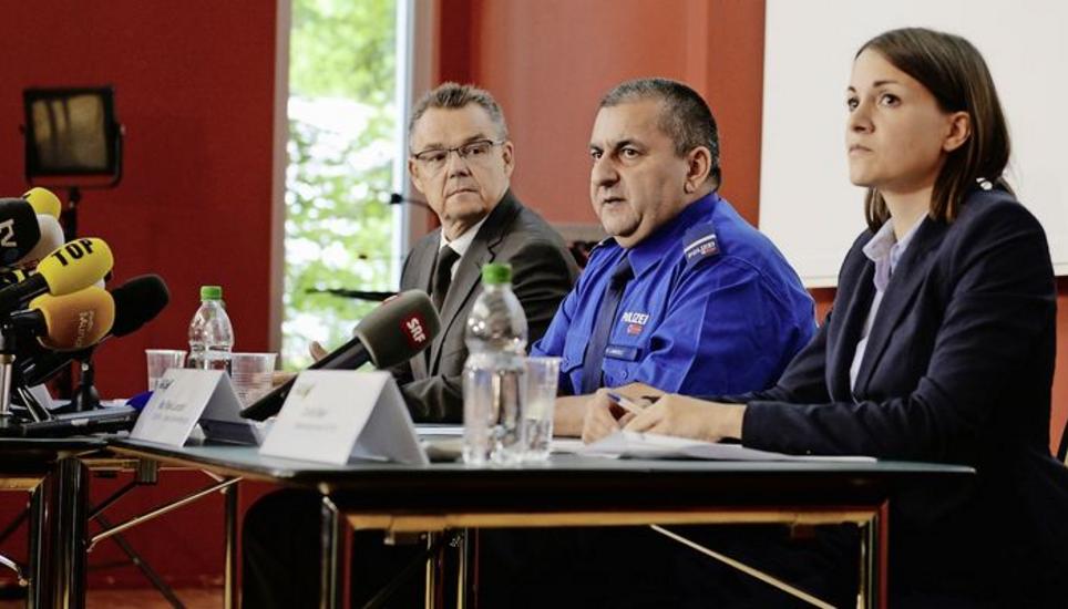 Ihre Aussagen zum Motorsägenangriff wurden gestern in die Schweiz und in die Welt hinaus gesandt: Staatsanwalt Peter Sticher (l.), Einsatzleiter Ravi Landolt und Polizeisprecherin Cindy Beer informieren die Medien. Bild: Selwyn Hoffmann
