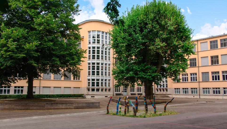 Pausenplätze sollen auch in Zukunft Pausenplätze bleiben. Eine neure Regelung sorgt dafür, dass auf Pausenplätzen weniger Autos parkiert werden. Bild: Archiv