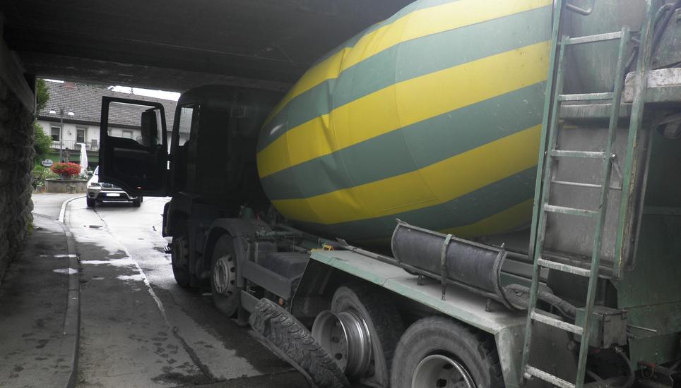 Beim Unfall entstand ein Sachschaden von 10'000 Euro am Lastwagen. Bild: POL FR