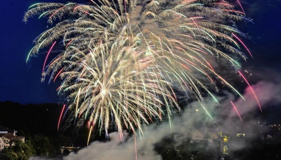 Sie sorgten für viele «Ohs» und «Wows»: die sehenswerten Feuerwerkseffekte am Rheinfall. Bild: Selwyn Hoffmann
