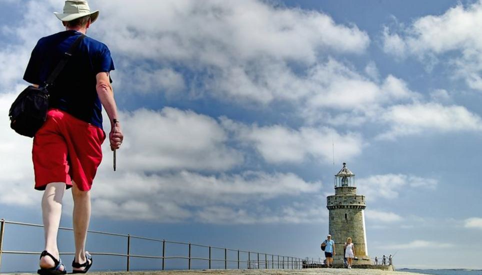 St. Peter Port ist die Hauptstadt und die wichtigste Hafenstadt von Guernsey. Ein Drittel der Inseleinwohner lebt dort. Der Leuchtturm am Ende des Hafens ist auch ein Touristenmagnet. Bilder: Jeannette Vogel