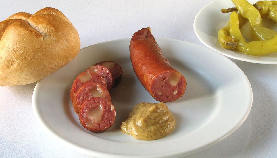 Die «Eitrige»: Cervelat mit Käse. Bild: Wikipedia