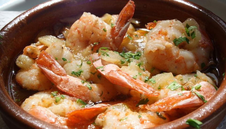 Crevetten mit Knoblauch: Ein einfaches Repzept für Grill-Minimalisten. Bild: www.paellaart.tv