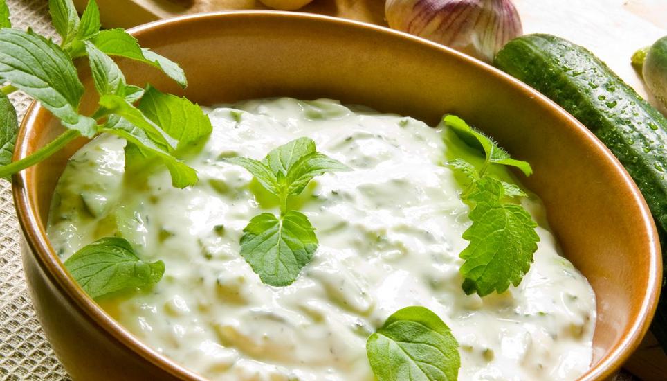 Erfrischende Sauce: Minze-Tzatziki. Bild: www.fuersie.de