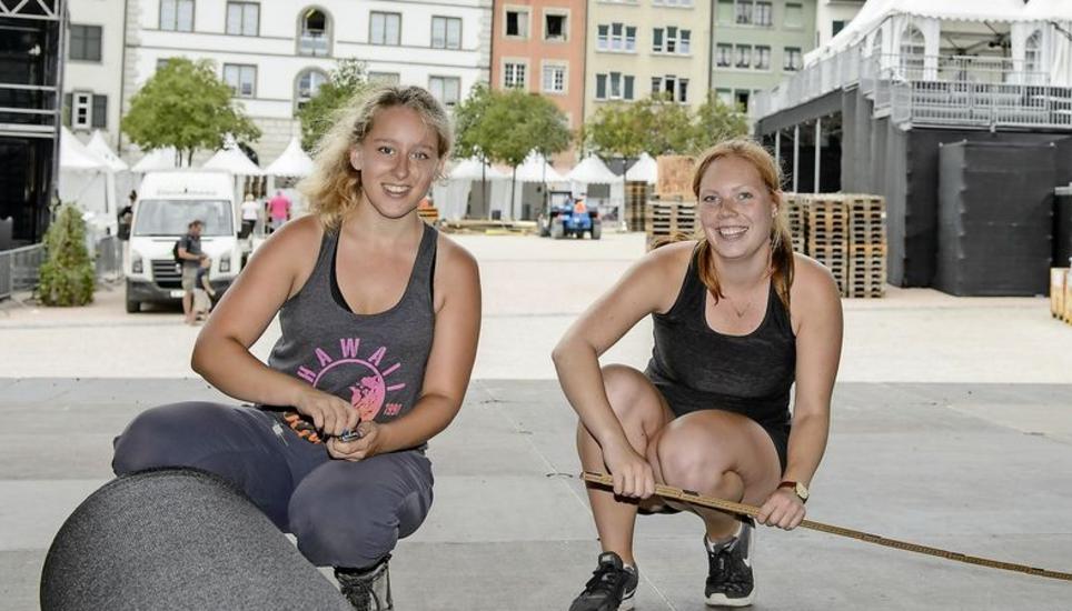 Sie sind zwei von insgesamt rund 500 freiwilligen Helfern, die am Festival beteiligt sind: Mirella Weber (links) und Charlotte Egestorff waren gestern daran, die Hauptbühne auf dem Herrenacker mit schwarzem Vlies zu verkleiden. Bild: Selwyn Hoffmann