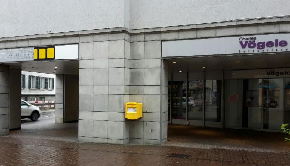 Auch die Räumlichkeiten der ehemaligen Metro Boutique und des Modeunternehmens Charles Vögele stehen leer. Bild: Radio Munot