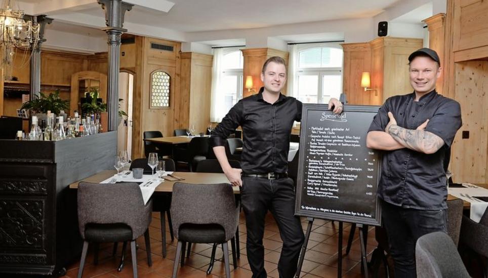 «Wir wagen diesen Schritt»: Gastgeber Claudio Natale (links) und Küchenchef Marc Köhler sind seit Anfang des Monats die Pächter des Restaurants Beckenburg an der Schaffhauser Neustadt. Bild: Selwyn Hoffmann