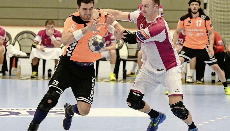 Umkämpfte Partie: Kadetten-Spieler Vladyslav Ostroushko präsentiert sich im Testspiel durchsetzungsstark. Bild: Reinhard Standke
