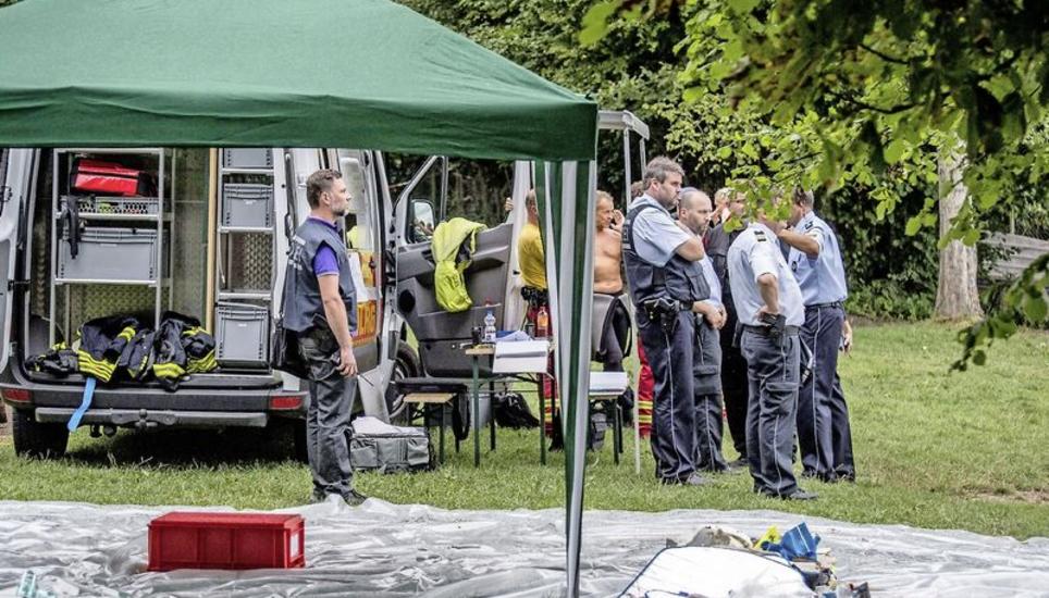 Einsatzkräfte am Bodenseeufer beim Konstanzer Vorort Litzelstetten mit gefundenen Trümmerteilen der Piper.Bild Key