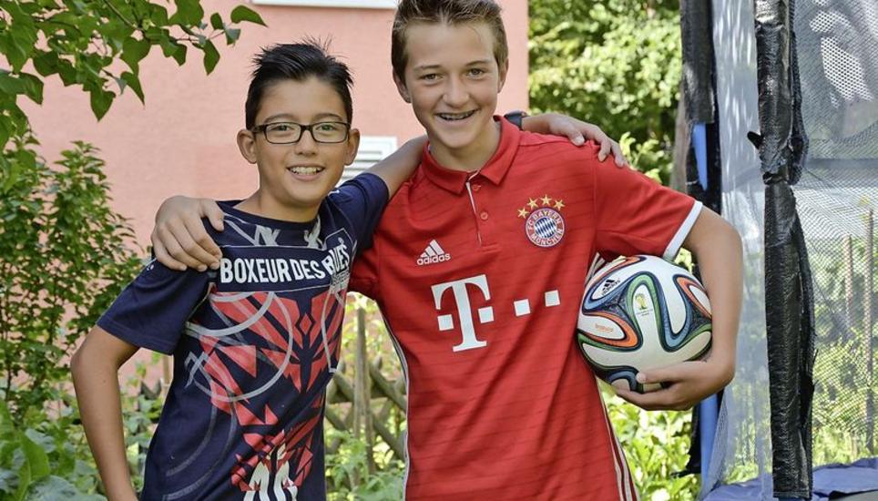 Luis Benalcazar Zambonino (links) aus der Nähe von Lausanne ist noch bis Samstag zu Gast bei Patrick Pedretscher. Beide sind grosse Fussballfans. Bild: Saskia Baumgartner