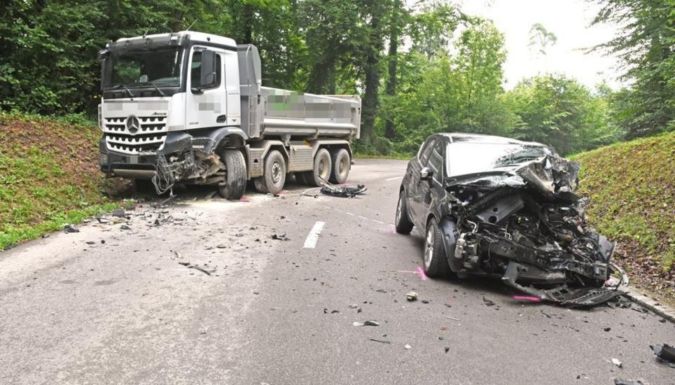 Der Autofahrer wurde beim Unfall verletzt: Bild: Kapo